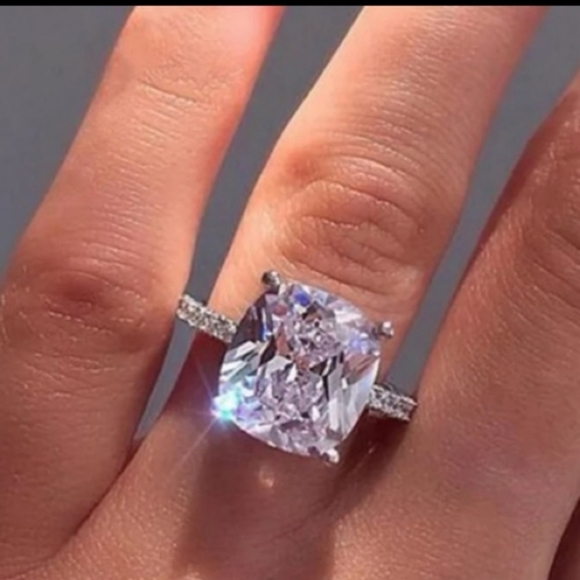 New 18k White Gold 8 Carat Solitare Engagement  Ring - Picture 2 of 4